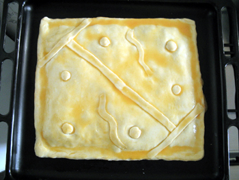 La empanada antes de entrar al horno. Hay que pincharla con el tenedor antes de cocerla
